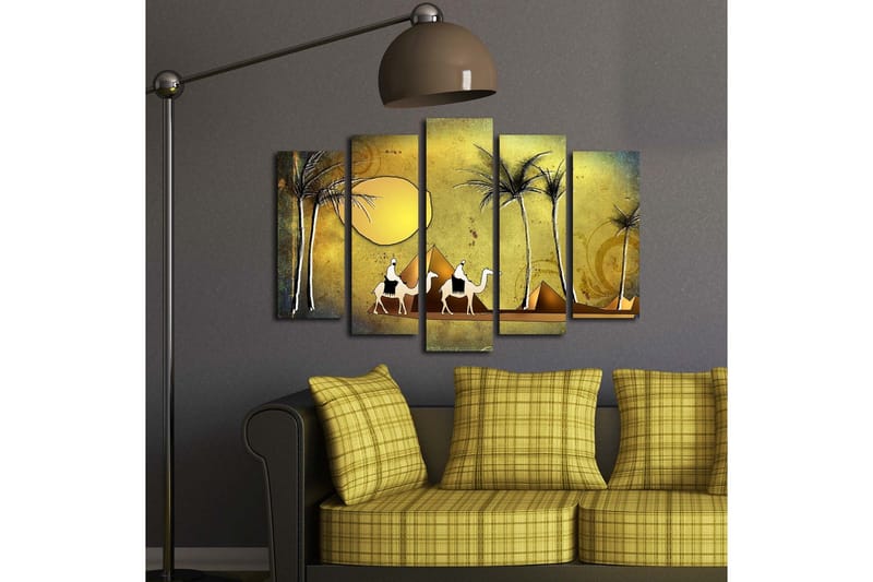 Stort lerretsbilde i 5 deler 105x70 cm - Kameler som går gjennom et ørkenlandskap med palmer og pyramider i bakgrunnen - Gull / Brun / Svart - Interiør - Maleri & posters - Lerretsbilder