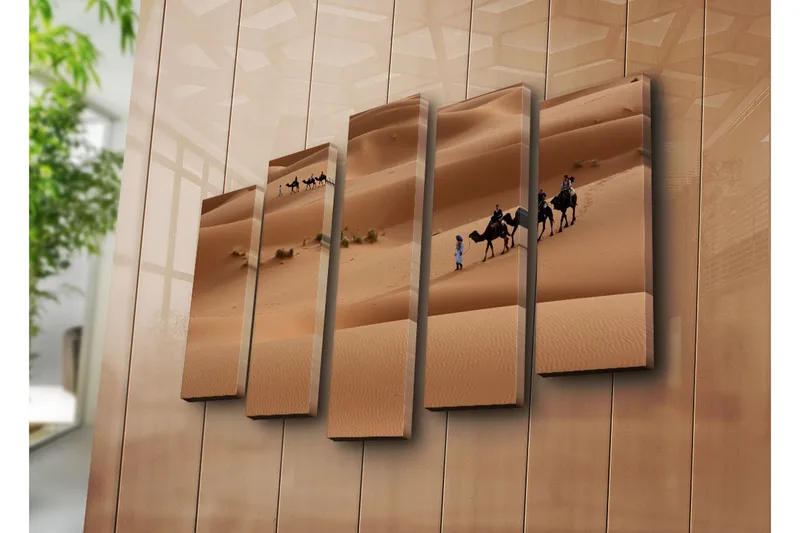 Stort lerretsbilde i 5 deler 105x70 cm - Kamelkaravane som beveger seg gjennom sanddyner - Sandbeige / Lys brun / Grønn - Interiør - Maleri & posters - Lerretsbilder