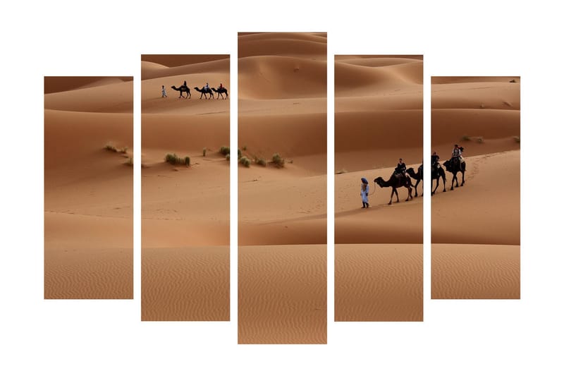 Stort lerretsbilde i 5 deler 105x70 cm - Kamelkaravane som beveger seg gjennom sanddyner - Sandbeige / Lys brun / Grønn - Interiør - Maleri & posters - Lerretsbilder