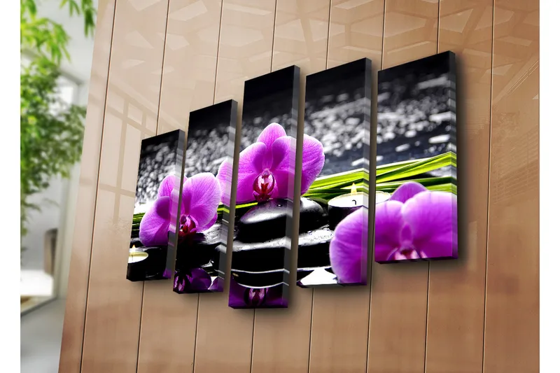 Stort lerretsbilde i 5 deler 105x70 cm - Lilla orkideer på svarte steiner med refleksjoner i vann - Lilla / Svart / Grønn - Interiør - Maleri & posters - Lerretsbilder