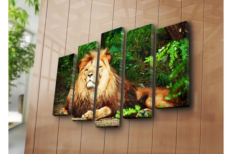Stort lerretsbilde i 5 deler 105x70 cm - Majestetisk løve med imponerende manke i et naturlig miljø - Gull / Grønn / Brun - Interiør - Maleri & posters - Lerretsbilder