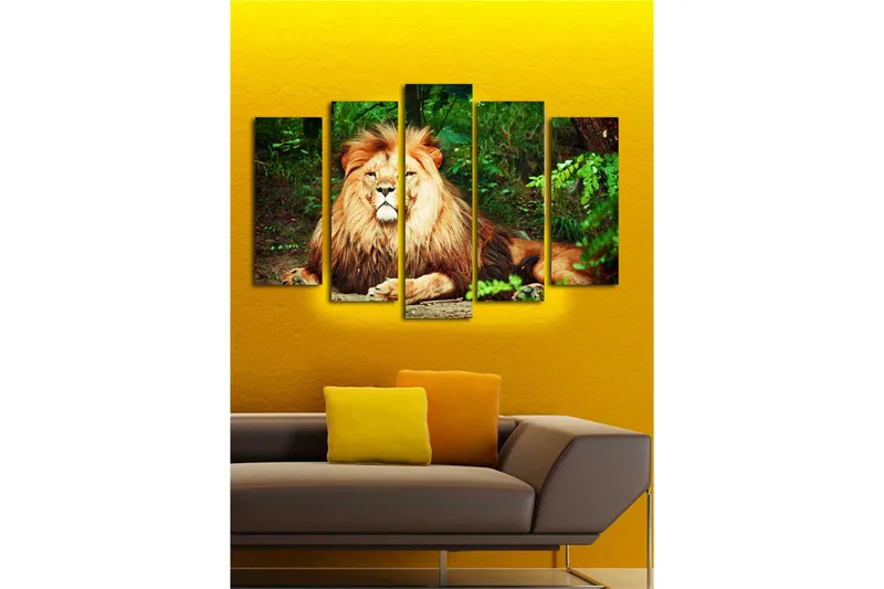 Stort lerretsbilde i 5 deler 105x70 cm - Majestetisk løve med imponerende manke i et naturlig miljø - Gull / Grønn / Brun - Interiør - Maleri & posters - Lerretsbilder