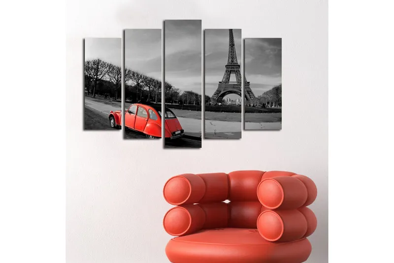 Stort lerretsbilde i 5 deler 105x70 cm - Rød bil foran Eiffeltårnet i et svart-hvitt bymiljø - Rød / Svart / Grå - Interiør - Maleri & posters - Lerretsbilder