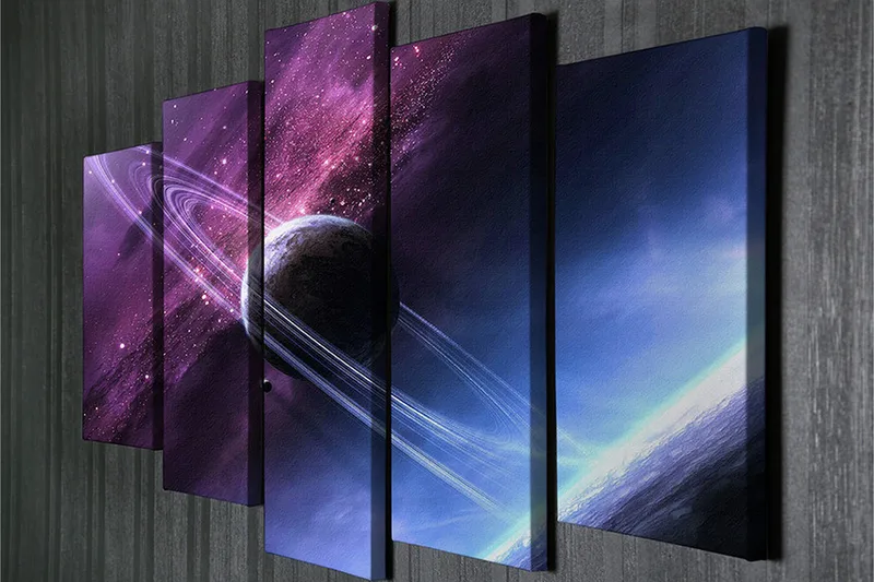 Stort lerretsbilde i 5 deler 105x70 cm - Romlandskap med en planet og ringer på en stjernehimmel - Lilla / Blå / Svart - Interiør - Maleri & posters - Lerretsbilder