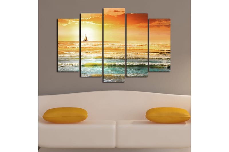 Stort lerretsbilde i 5 deler 105x70 cm - Seilbåt på et glitrende hav i solnedgangens farger - Oransje / Blå / Gull - Interiør - Maleri & posters - Lerretsbilder