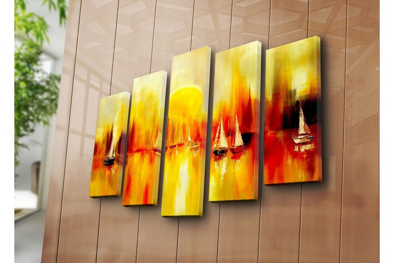 Stort lerretsbilde i 5 deler 105x70 cm - Seilbåter ved en glødende solnedgang i horisonten - Gul / Oransje / Rød - Interiør - Maleri & posters - Lerretsbilder