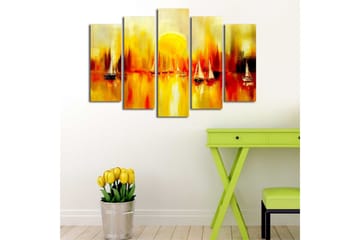 Stort lerretsbilde i 5 deler 105x70 cm - Seilbåter ved en glødende solnedgang i horisonten - Gul / Oransje / Rød - Interiør - Maleri & posters - Lerretsbilder