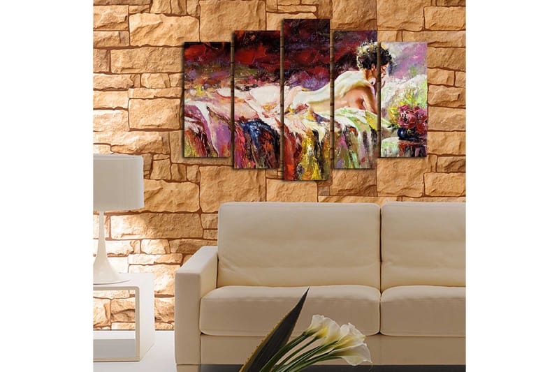Stort lerretsbilde i 5 deler 105x70 cm - Sensuell kvinne hviler på en seng med blomster i nærheten - Rød / Lilla / Beige - Interiør - Maleri & posters - Lerretsbilder
