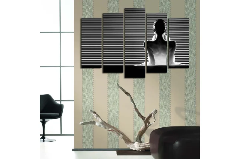 Stort lerretsbilde i 5 deler 105x70 cm - Silhuett av en kvinne i profil mot en stripete bakgrunn - Svart / Hvit / Grå - Interiør - Maleri & posters - Lerretsbilder