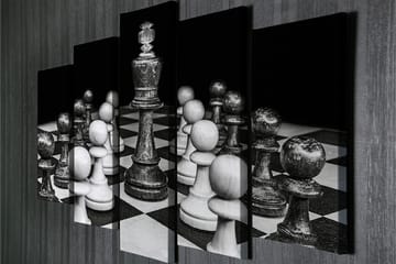 Stort lerretsbilde i 5 deler 105x70 cm - Sjakkbrett med hvite og svarte brikker i fokus - Svart / Hvit / Grå - Interiør - Maleri & posters - Lerretsbilder