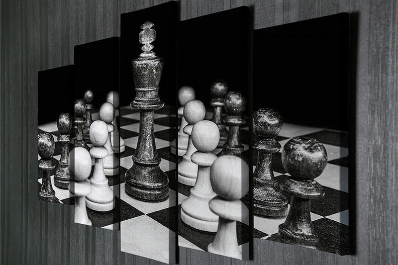 Stort lerretsbilde i 5 deler 105x70 cm - Sjakkbrett med hvite og svarte brikker i fokus - Svart / Hvit / Grå - Interiør - Maleri & posters - Lerretsbilder