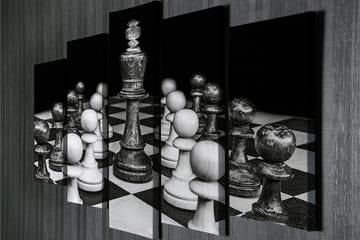 Stort lerretsbilde i 5 deler 105x70 cm - Sjakkbrett med hvite og svarte brikker i fokus - Svart / Hvit / Grå - Interiør - Maleri & posters - Lerretsbilder