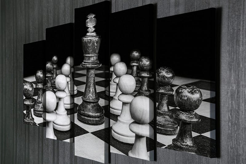 Stort lerretsbilde i 5 deler 105x70 cm - Sjakkbrett med hvite og svarte brikker i fokus - Svart / Hvit / Grå - Interiør - Maleri & posters - Lerretsbilder