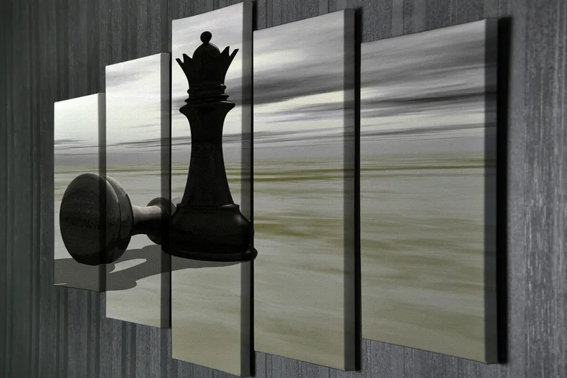 Stort lerretsbilde i 5 deler 105x70 cm - Sjakkbrikke i silhuett med dramatisk bakgrunn - Svart / Grå / Beige - Interiør - Maleri & posters - Lerretsbilder