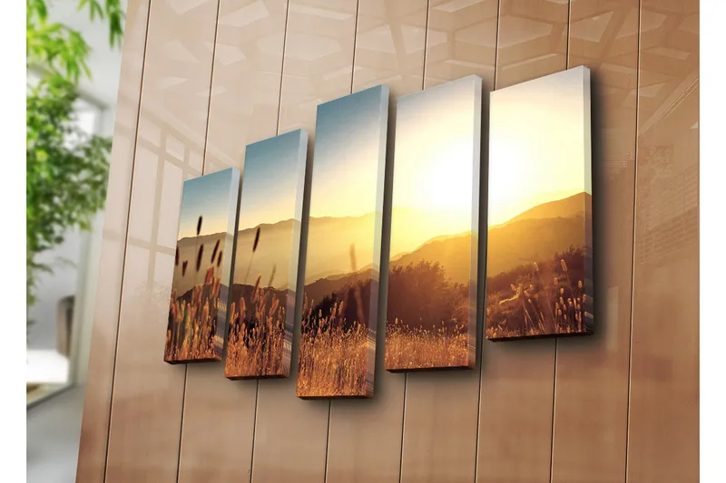 Stort lerretsbilde i 5 deler 105x70 cm - Solnedgang over bølgende landskap med gresstrå i forgrunnen - Gull / Oransje / Blå - Interiør - Maleri & posters - Lerretsbilder