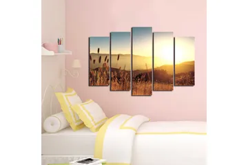 Stort lerretsbilde i 5 deler 105x70 cm - Solnedgang over bølgende landskap med gresstrå i forgrunnen - Gull / Oransje / Blå - Interiør - Maleri & posters - Lerretsbilder