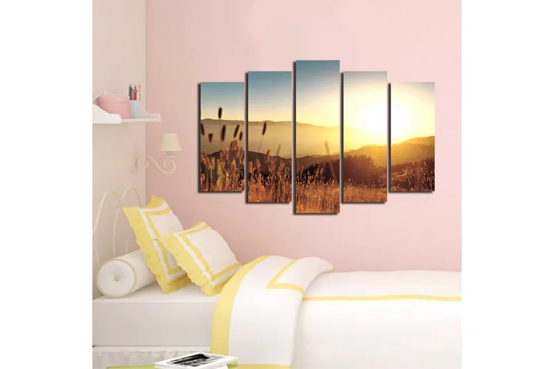 Stort lerretsbilde i 5 deler 105x70 cm - Solnedgang over bølgende landskap med gresstrå i forgrunnen - Gull / Oransje / Blå - Interiør - Maleri & posters - Lerretsbilder