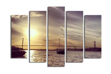 Stort lerretsbilde i 5 deler 105x70 cm - Solnedgang over en havn med båter og en bro i bakgrunnen - Gull / Brun / Grå - Interiør - Maleri & posters - Lerretsbilder