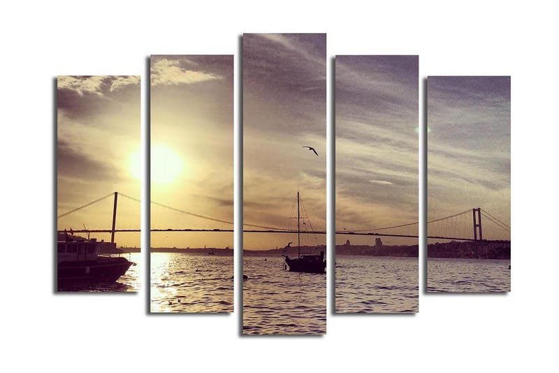 Stort lerretsbilde i 5 deler 105x70 cm - Solnedgang over en havn med båter og en bro i bakgrunnen - Gull / Brun / Grå - Interiør - Maleri & posters - Lerretsbilder