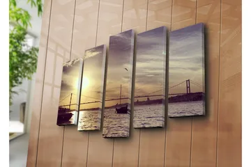 Stort lerretsbilde i 5 deler 105x70 cm - Solnedgang over en havn med båter og en bro i bakgrunnen - Gull / Brun / Grå - Interiør - Maleri & posters - Lerretsbilder