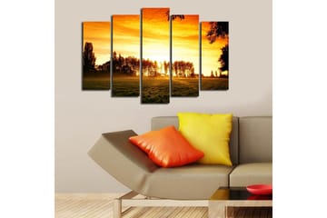 Stort lerretsbilde i 5 deler 105x70 cm - Solnedgang over en skog av silhuetter - Oransje / Gull / Svart - Interiør - Maleri & posters - Lerretsbilder