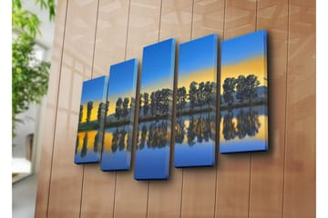 Stort lerretsbilde i 5 deler 105x70 cm - Speilbilde av trær langs en innsjø ved solnedgang - Blå / Gul / Grønn - Interiør - Maleri & posters - Lerretsbilder