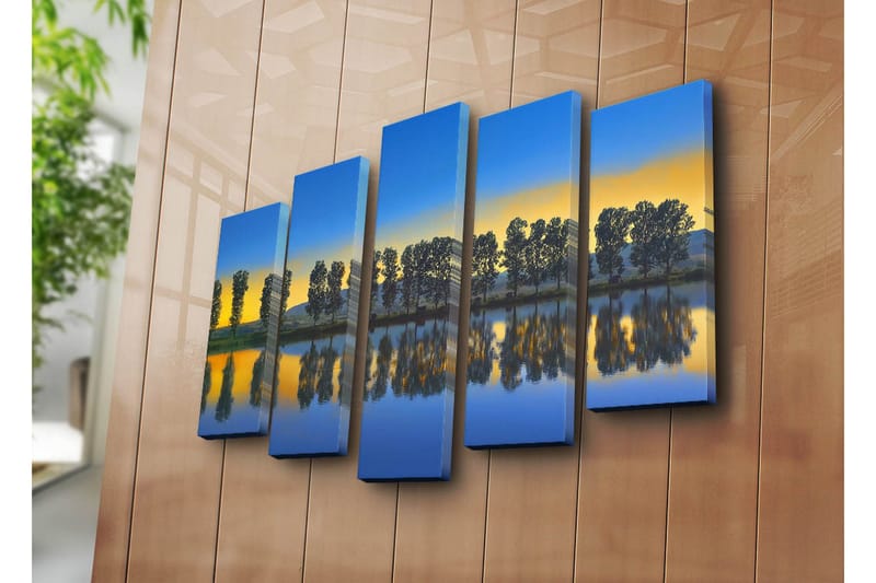 Stort lerretsbilde i 5 deler 105x70 cm - Speilbilde av trær langs en innsjø ved solnedgang - Blå / Gul / Grønn - Interiør - Maleri & posters - Lerretsbilder