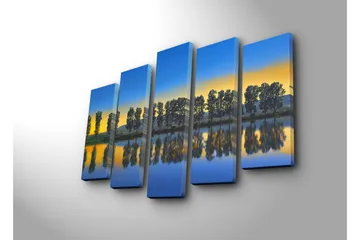 Stort lerretsbilde i 5 deler 105x70 cm - Speilbilde av trær langs en innsjø ved solnedgang - Blå / Gul / Grønn - Interiør - Maleri & posters - Lerretsbilder