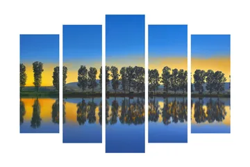 Stort lerretsbilde i 5 deler 105x70 cm - Speilbilde av trær langs en innsjø ved solnedgang - Blå / Gul / Grønn - Interiør - Maleri & posters - Lerretsbilder