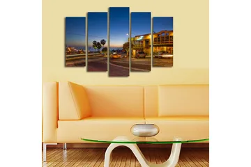 Stort lerretsbilde i 5 deler 105x70 cm - Stemningsfull kveldsutsikt over en kystby med palmer og biler - Mørk blå / Gull / Svart - Interiør - Maleri & posters - Lerretsbilder