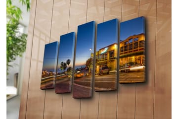 Stort lerretsbilde i 5 deler 105x70 cm - Stemningsfull kveldsutsikt over en kystby med palmer og biler - Mørk blå / Gull / Svart - Interiør - Maleri & posters - Lerretsbilder