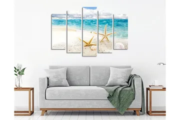 Stort lerretsbilde i 5 deler 105x70 cm - Stjerneformede skjell på en sandstrand ved sjøen - Blå / Beige / Hvit - Interiør - Maleri & posters - Lerretsbilder