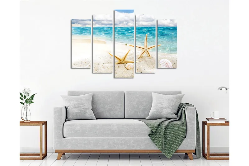 Stort lerretsbilde i 5 deler 105x70 cm - Stjerneformede skjell på en sandstrand ved sjøen - Blå / Beige / Hvit - Interiør - Maleri & posters - Lerretsbilder