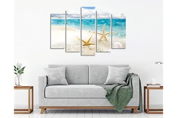 Stort lerretsbilde i 5 deler 105x70 cm - Stjerneformede skjell på en sandstrand ved sjøen - Blå / Beige / Hvit - Interiør - Maleri & posters - Lerretsbilder