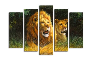 Stort lerretsbilde i 5 deler 105x70 cm - Stolt løvinne og løve i naturlige omgivelser - Gull / Grønn / Brun - Interiør - Maleri & posters - Lerretsbilder