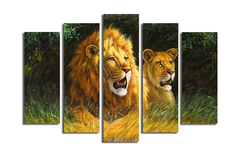 Stort lerretsbilde i 5 deler 105x70 cm - Stolt løvinne og løve i naturlige omgivelser - Gull / Grønn / Brun - Interiør - Maleri & posters - Lerretsbilder