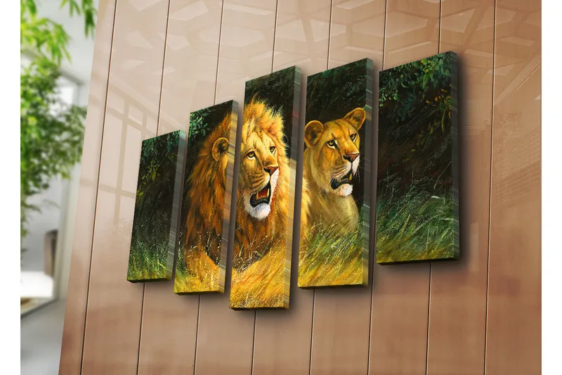 Stort lerretsbilde i 5 deler 105x70 cm - Stolt løvinne og løve i naturlige omgivelser - Gull / Grønn / Brun - Interiør - Maleri & posters - Lerretsbilder