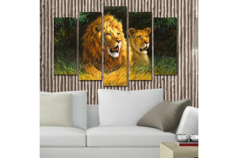 Stort lerretsbilde i 5 deler 105x70 cm - Stolt løvinne og løve i naturlige omgivelser - Gull / Grønn / Brun - Interiør - Maleri & posters - Lerretsbilder