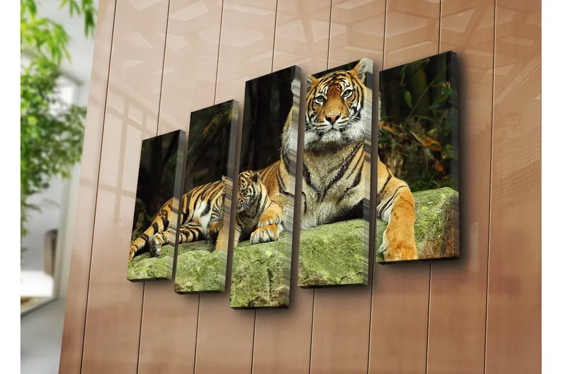 Stort lerretsbilde i 5 deler 105x70 cm - Stolt tiger med unge hvilende på en stein - Oransje / Svart / Beige - Interiør - Maleri & posters - Lerretsbilder