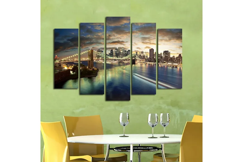 Stort lerretsbilde i 5 deler 105x70 cm - Storslått bybilde med bro og skyskrapere i skumringen - Blå / Gull / Grå - Interiør - Maleri & posters - Lerretsbilder