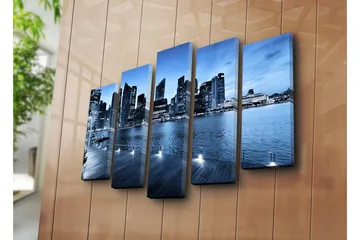 Stort lerretsbilde i 5 deler 105x70 cm - Storslått bybilde ved vannet med moderne skyskrapere - Blå / Mørk blå / Grå - Interiør - Maleri & posters - Lerretsbilder