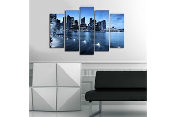 Stort lerretsbilde i 5 deler 105x70 cm - Storslått bybilde ved vannet med moderne skyskrapere - Blå / Mørk blå / Grå - Interiør - Maleri & posters - Lerretsbilder