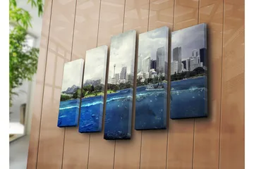 Stort lerretsbilde i 5 deler 105x70 cm - Storslått bysilhuett med hav og fjell i forgrunnen - Blå / Grønn / Grå - Interiør - Maleri & posters - Lerretsbilder