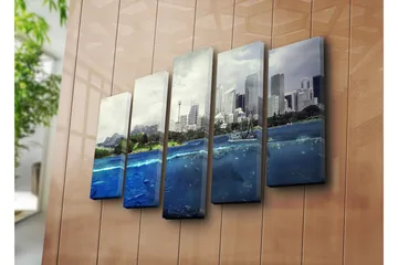 Stort lerretsbilde i 5 deler 105x70 cm - Storslått bysilhuett med hav og fjell i forgrunnen - Blå / Grønn / Grå - Interiør - Maleri & posters - Lerretsbilder