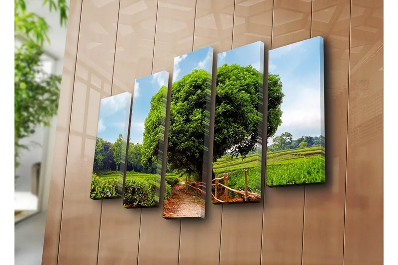 Stort lerretsbilde i 5 deler 105x70 cm - Storslått grønt landskap med et stort tre ved en grusvei - Grønn / Brun / Blå - Interiør - Maleri & posters - Lerretsbilder