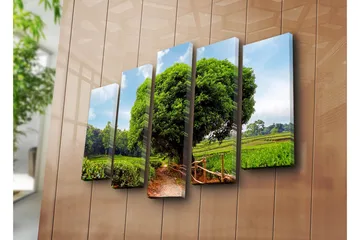 Stort lerretsbilde i 5 deler 105x70 cm - Storslått grønt landskap med et stort tre ved en grusvei - Grønn / Brun / Blå - Interiør - Maleri & posters - Lerretsbilder
