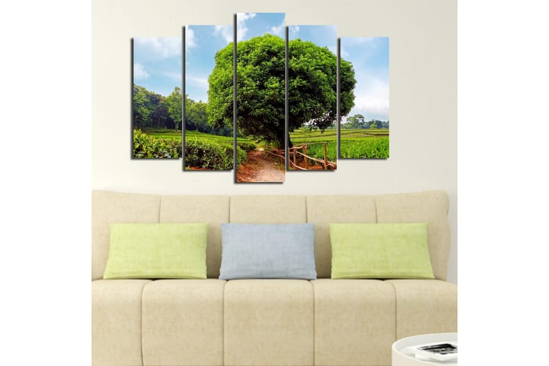 Stort lerretsbilde i 5 deler 105x70 cm - Storslått grønt landskap med et stort tre ved en grusvei - Grønn / Brun / Blå - Interiør - Maleri & posters - Lerretsbilder