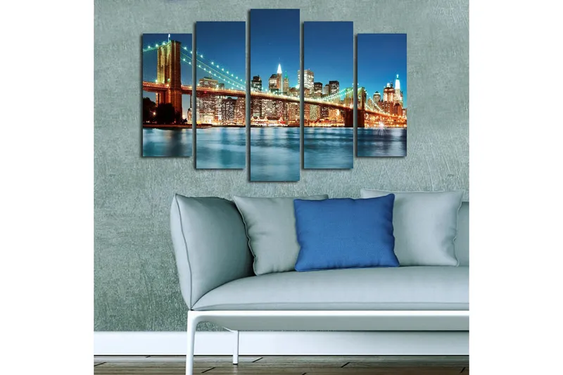 Stort lerretsbilde i 5 deler 105x70 cm - Storslått utsikt over Brooklyn Bridge med en lys bysilhuett i bakgrunnen - Mørk blå / Gull / Grønn - Interiør - Maleri & posters - Lerretsbilder