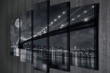 Stort lerretsbilde i 5 deler 105x70 cm - Svart-hvitt bybilde med bro og måne om natten - Svart / Grå / Hvit - Interiør - Maleri & posters - Lerretsbilder