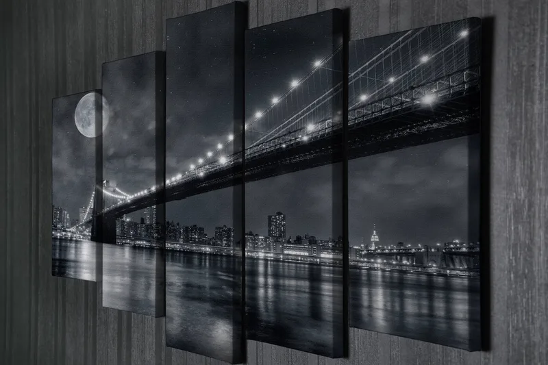 Stort lerretsbilde i 5 deler 105x70 cm - Svart-hvitt bybilde med bro og måne om natten - Svart / Grå / Hvit - Interiør - Maleri & posters - Lerretsbilder